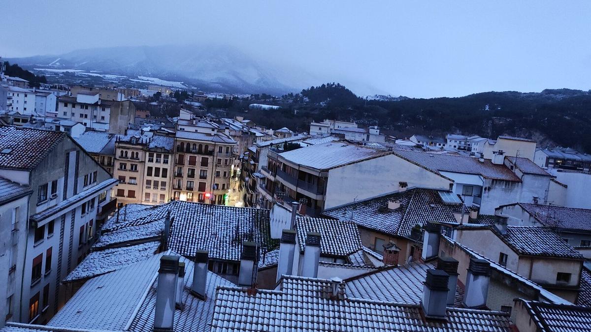 Tejados del centro de Estella-Lizarra cubiertos de nieve a primera hora.