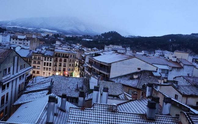 Tejados del centro de Estella-Lizarra cubiertos de nieve a primera hora.