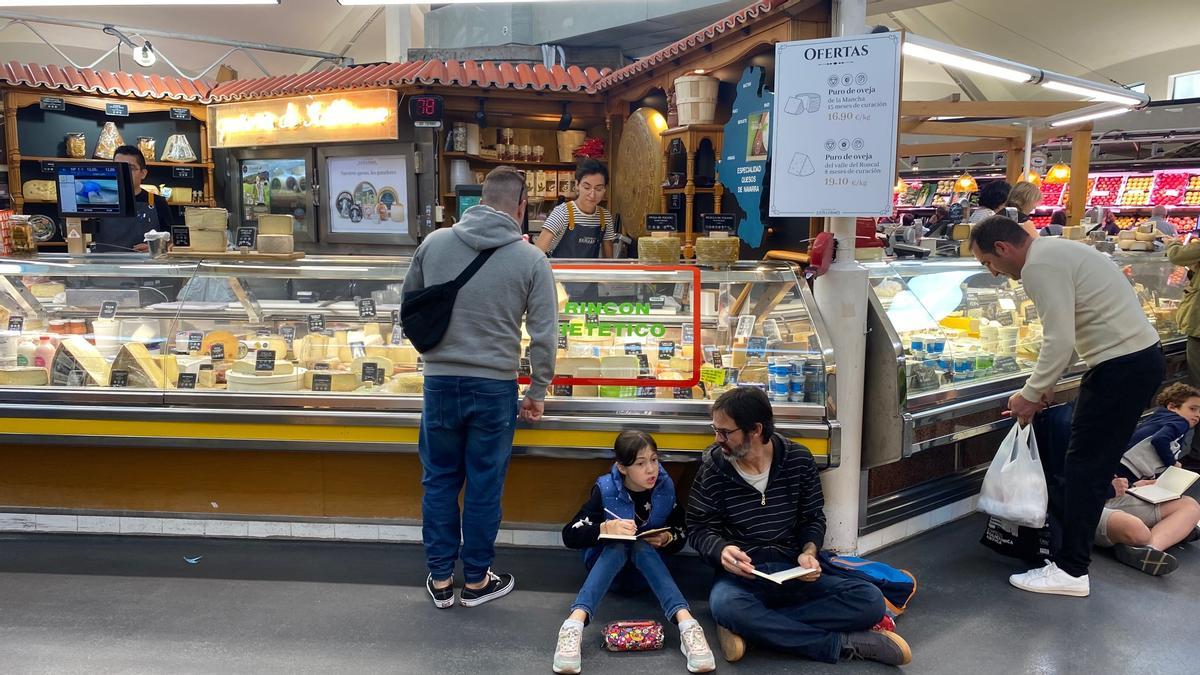 El Mercado del Ensanche, 'tomado' por dibujantes de todas las edades.