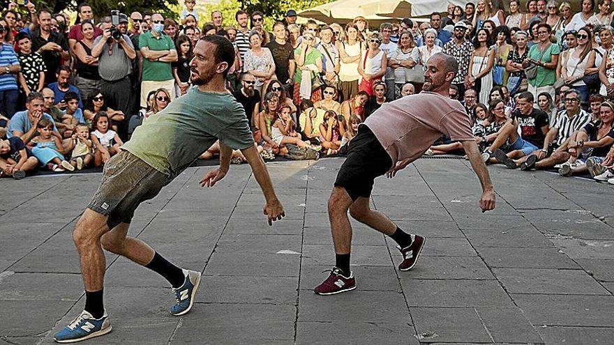 El bailarín y coreógrafo Gil Kerer en su espectáculo ‘Concerto for Mandolin and Strings in C Major by Vivaldi’ en el Caballo Blanco. | FOTO: IÑAKI PORTO