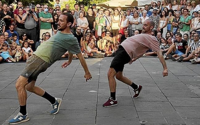 El bailarín y coreógrafo Gil Kerer en su espectáculo ‘Concerto for Mandolin and Strings in C Major by Vivaldi’ en el Caballo Blanco. | FOTO: IÑAKI PORTO El bailarín y coreógrafo Gil Kerer en su espectáculo ‘Concerto for Mandolin and Strings in C Major by Vivaldi’ en el Caballo Blanco. | FOTO: IÑAKI PORTO