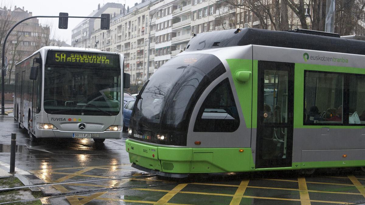 Tranvía atravesando la Plaza de Lovaina