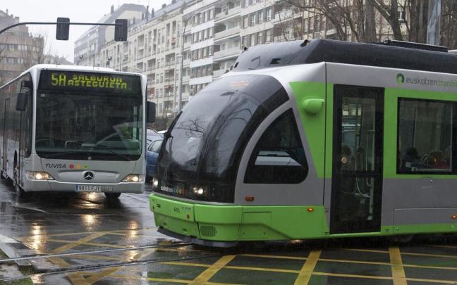 Tranvía atravesando la Plaza de Lovaina