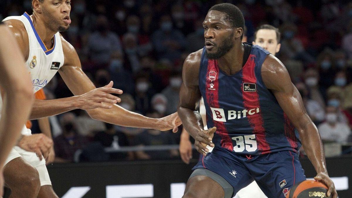 Landry Nnoko trata de superar al madridista Tavares durante un partido con el Baskonia la pasada temporada