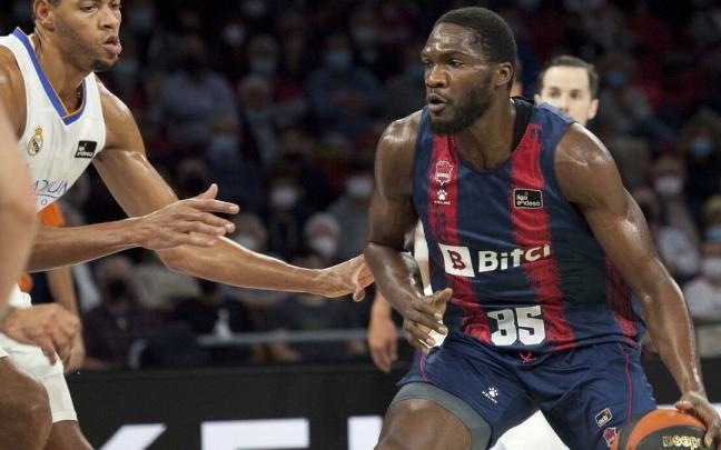 Landry Nnoko trata de superar al madridista Tavares durante un partido con el Baskonia la pasada temporada Landry Nnoko trata de superar al madridista Tavares durante un partido con el Baskonia la pasada temporada