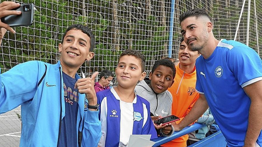 Ya con Sedlar como uno más a las órdenes de Luis García, el Alavés sigue poniéndose a tono de cara a la nueva temporada. Su masa social pudo cerciorarse del buen ambiente que reina dentro del equipo en estas primeras jor