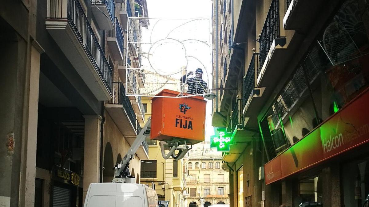 Operarios municipales instalando la iluminación navideña en Estella.