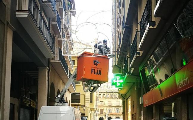 Operarios municipales instalando la iluminación navideña en Estella.