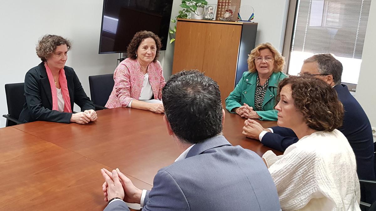 La consejera Maeztu e Inés Francés, durante una de las reuniones.