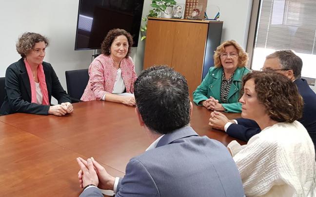 La consejera Maeztu e Inés Francés, durante una de las reuniones.