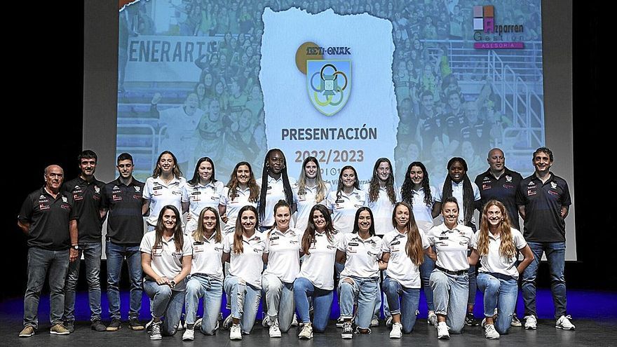 El cuerpo técnico y las jugadoras del Gurpea Beti Onak Azparren Gestión, ayer durante la presentación en la Casa de Cultura de Villava-Atarrabia.