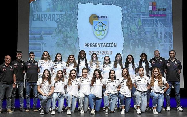 El cuerpo técnico y las jugadoras del Gurpea Beti Onak Azparren Gestión, ayer durante la presentación en la Casa de Cultura de Villava-Atarrabia. El cuerpo técnico y las jugadoras del Gurpea Beti Onak Azparren Gestión, ayer durante la presentación en la Casa de Cultura de Villava-Atarrabia.