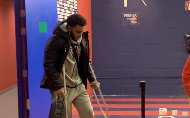 Howard abandona el Buesa Arena con muletas y un rostro cariacontecido