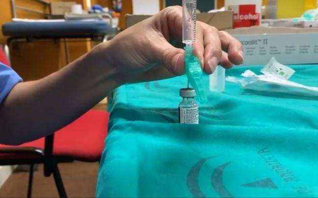 Un profesional sanitario prepara una vacuna