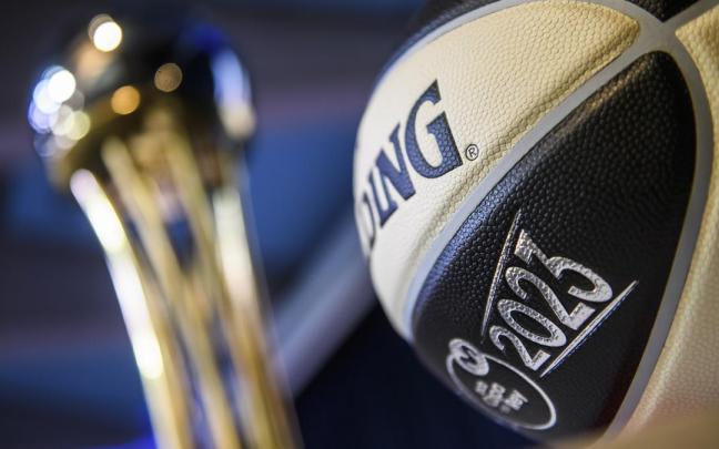 Imagen del balón que se utilizará en la Copa ACB 2023, con el trofeo de fondo