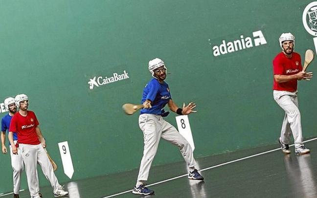 Landeta-Labiano de rojo y Baeza-Mayo de azul. | FOTO: IBAN AGUINAGA