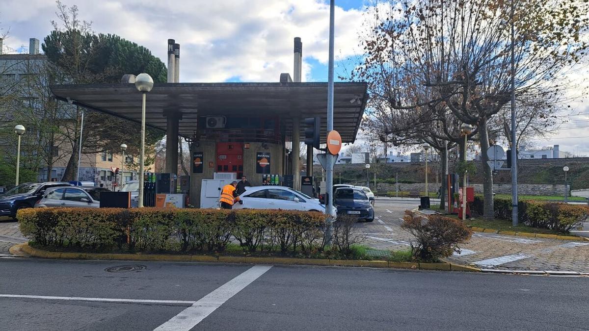 Estaci&oacute;n de servicio Echevarria a primeras horas de la tarde