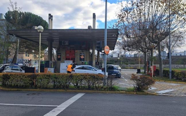 Estaci&oacute;n de servicio Echevarria a primeras horas de la tarde