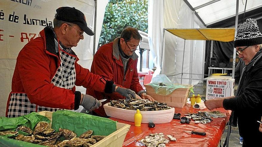 Los vecinos de Audenge, Francia, con las ostras durante el mercado de invierno azagr&eacute;s.