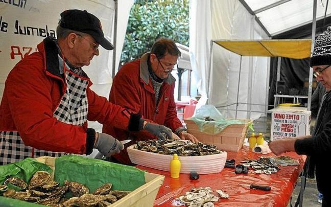 Los vecinos de Audenge, Francia, con las ostras durante el mercado de invierno azagr&eacute;s.