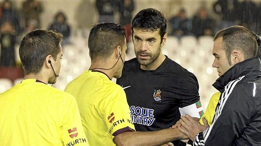 Xabi Prieto conversa con el árbitro Gil Manzano en Santander, en los prolegómenos del partido no disputado ante el Racing