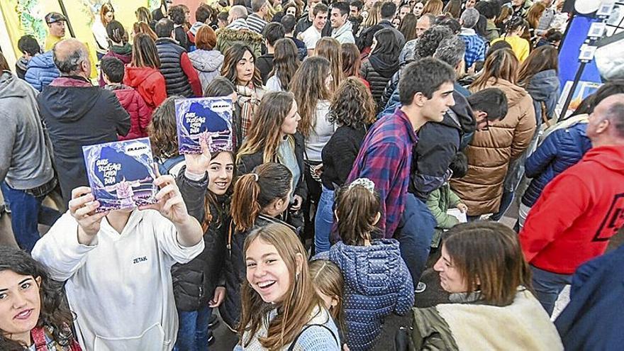 Los cantantes vascos congregan a miles de persona en la Azoka. | FOTO: JOSÉ MARI MARTÍNEZ