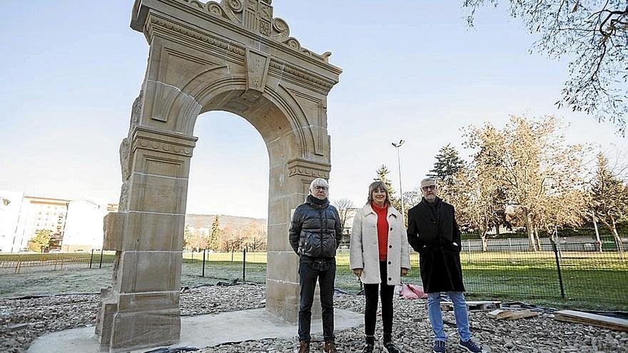 La consejera Ana Ollo visita los trabajos de montaje de la puerta de la antigua cárcel de Iruñea. | FOTO: E. P.