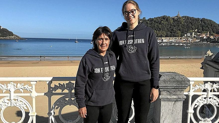 Azu Muguruza y Kadri Lass, de espaldas a la bahía de La Concha. | FOTO: N.G. 