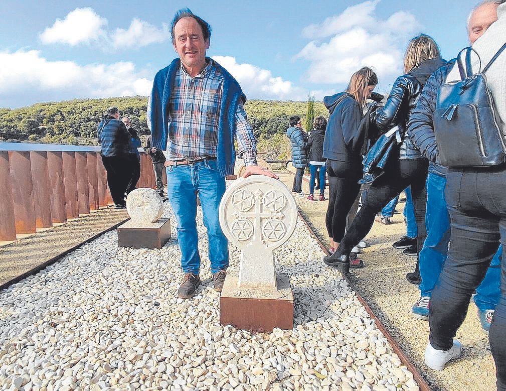 El escultor Pablo Arrastia, con una de sus recreaciones de caliza blanca en Eraul.