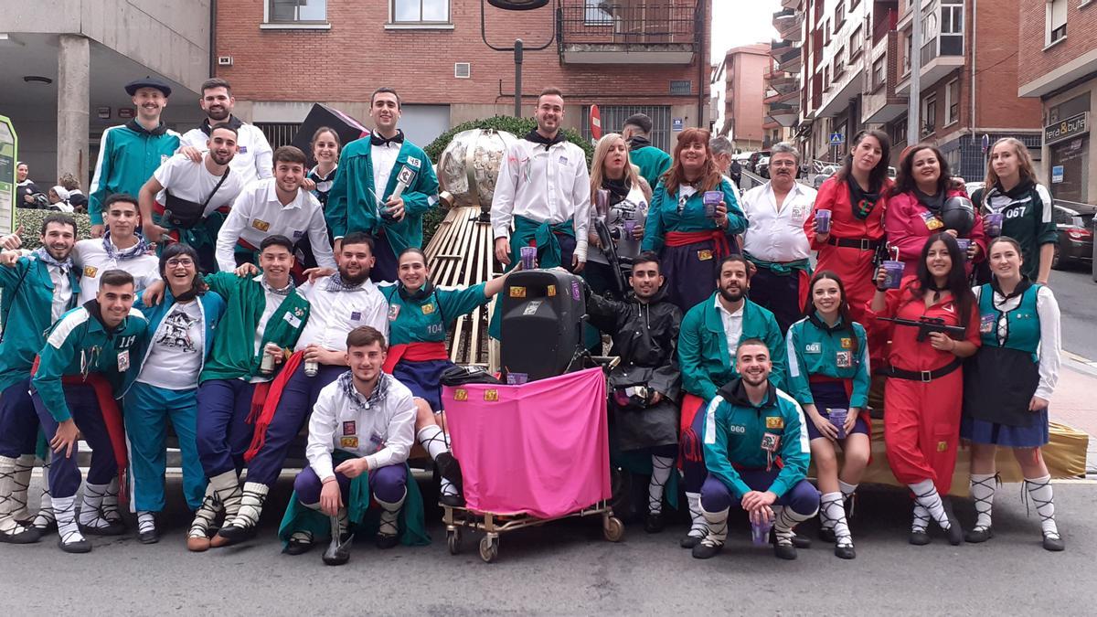 La cuadrilla Laguntasuna, a las puertas de la Casa Consistorial.