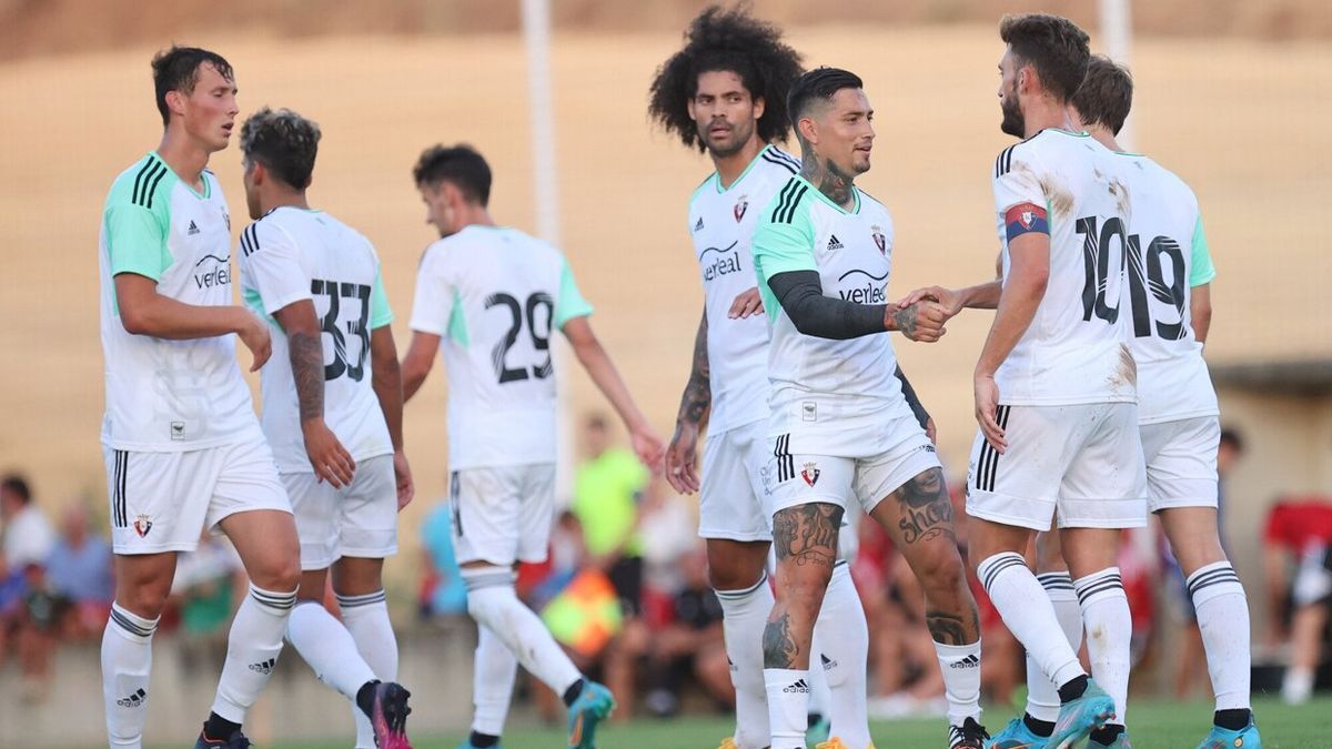 Jugadores de Osasuna, en el partido amistoso celebrado en la localidad navarra de Mendigorria ante el Huesca.