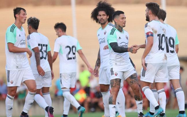 Jugadores de Osasuna, en el partido amistoso celebrado en la localidad navarra de Mendigorria ante el Huesca.