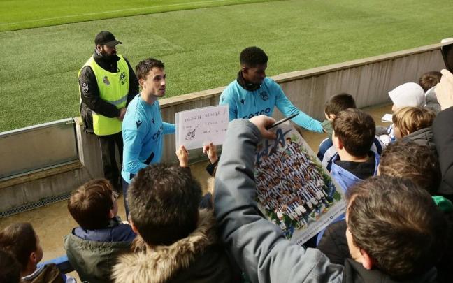 Guevara y Cho atienden las peticiones de un grupo de aficionados, tras concluir el entrenamiento. Guevara y Cho atienden las peticiones de un grupo de aficionados, tras concluir el entrenamiento.