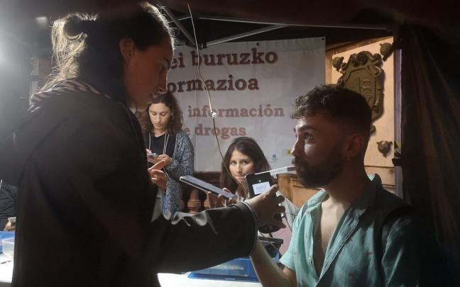 Un servidor realizándose el test de alcoholemia Un servidor realizándose el test de alcoholemia