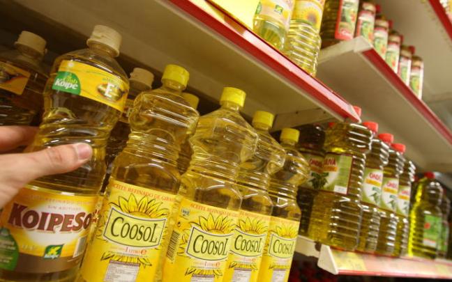 Aceite de girasol en las baldas de un supermercado.