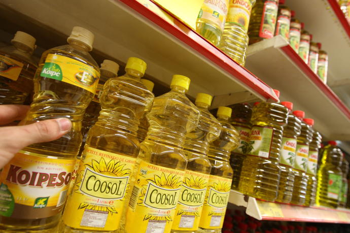 Aceite de girasol, en las baldas de un supermercado.