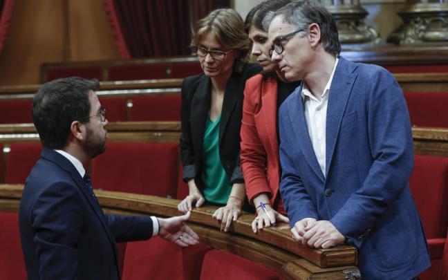 Pere Aragon&eacute;s, conversando ayer con sus portavoces Josep Jov&eacute;, Marta Vilalta y Meritxell Serret.