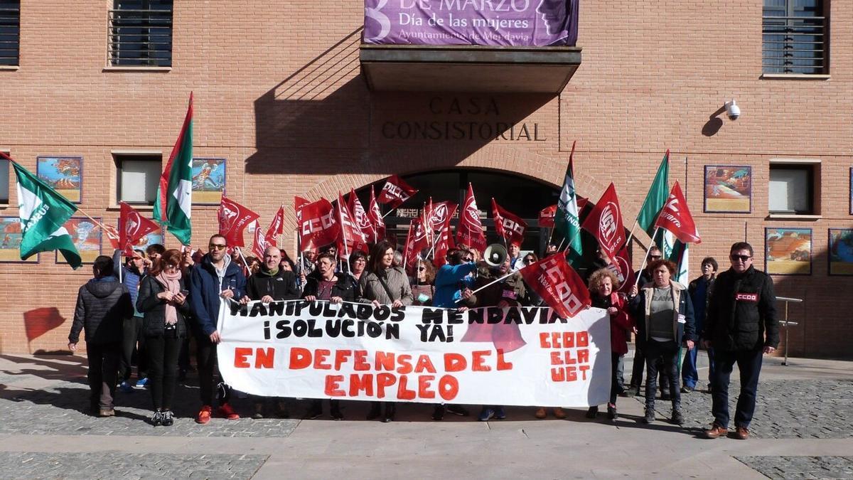 Concentración ante el Ayuntamiento de Mendavia de trabajadores de Manipulados Mendavia contra la concentración de la producción en La Rioja.