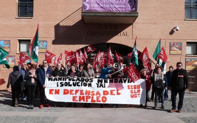 Concentración ante el Ayuntamiento de Mendavia de trabajadores de Manipulados Mendavia contra la concentración de la producción en La Rioja.
