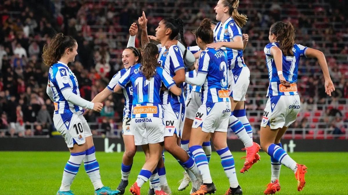 Las jugadoras de la Real celebran el 1-3 de Gaby en San Mamés.