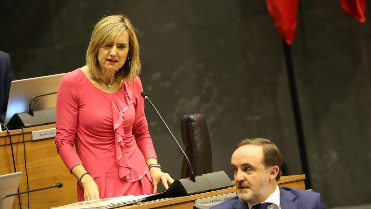 Cristina Ibarrola, de Navarra Suma, con Javier Esparza en el Parlamento.