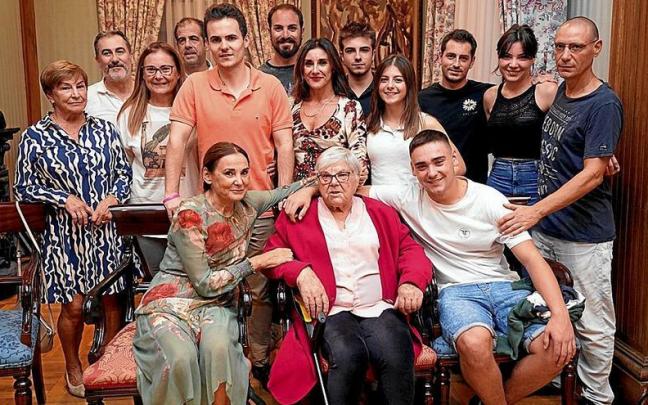Martina Aretxaga, en el centro de la primera fila, arropada por sus familiares en el homenaje que recibió en el ‘Día de Leioa’. Martina Aretxaga, en el centro de la primera fila, arropada por sus familiares en el homenaje que recibió en el ‘Día de Leioa’.