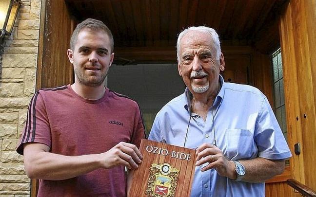 Pablo Fern&aacute;ndez y Txema Vitoria con el libro &lsquo;Ozio-Bide: 75 urte&rsquo;.