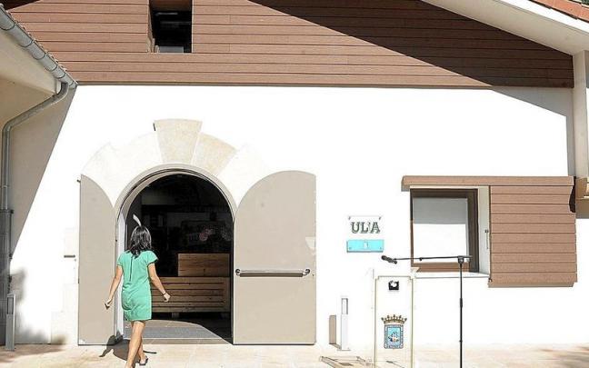 Una mujer accede al espacio de Ulia, antigua construcci&oacute;n ligada a las antenas ya desaparecidas.