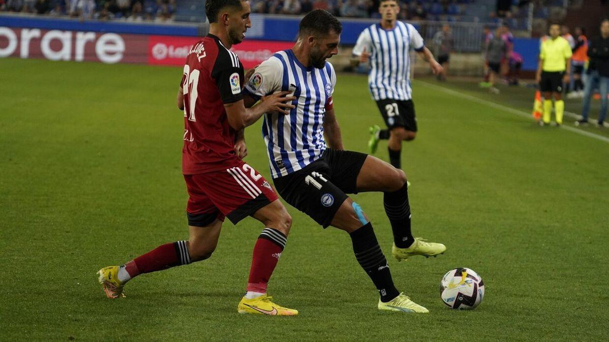 Luis Rioja protege un balón ante la presión de un futbolista del Mirandés