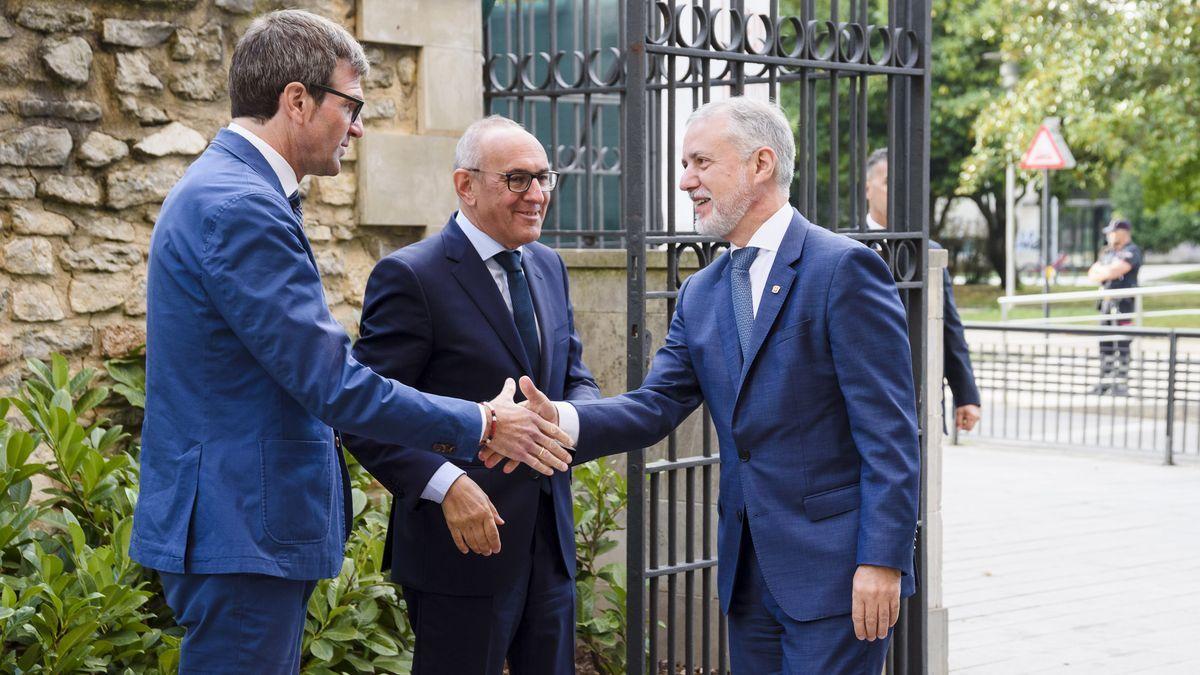 El lehendakari, Iñigo Urkullu, da la mano al alcalde de Gasteiz, Gorka Urtaran, en presencia del diputado general alavés, Ramiro González