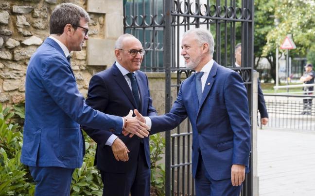El lehendakari, Iñigo Urkullu, da la mano al alcalde de Gasteiz, Gorka Urtaran, en presencia del diputado general alavés, Ramiro González El lehendakari, Iñigo Urkullu, da la mano al alcalde de Gasteiz, Gorka Urtaran, en presencia del diputado general alavés, Ramiro González