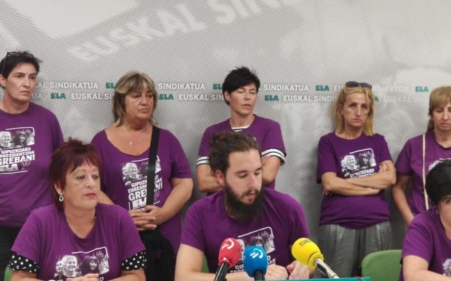 Trabajadoras afiliadas a ELA durante la rueda de prensa este martes en la sede del sindicato Trabajadoras afiliadas a ELA durante la rueda de prensa este martes en la sede del sindicato