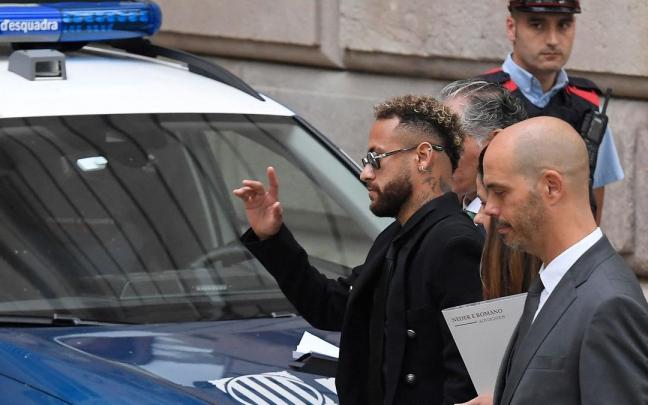 Neymar, a su llegada a la Audiencia de Barcelona. Neymar, a su llegada a la Audiencia de Barcelona.