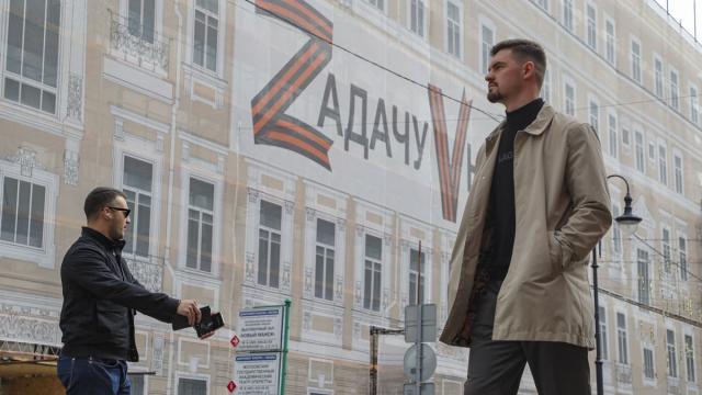 Dos hombres pasean por Moscú.